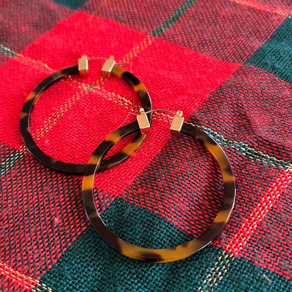 Large light tortoise and gold hoop earrings